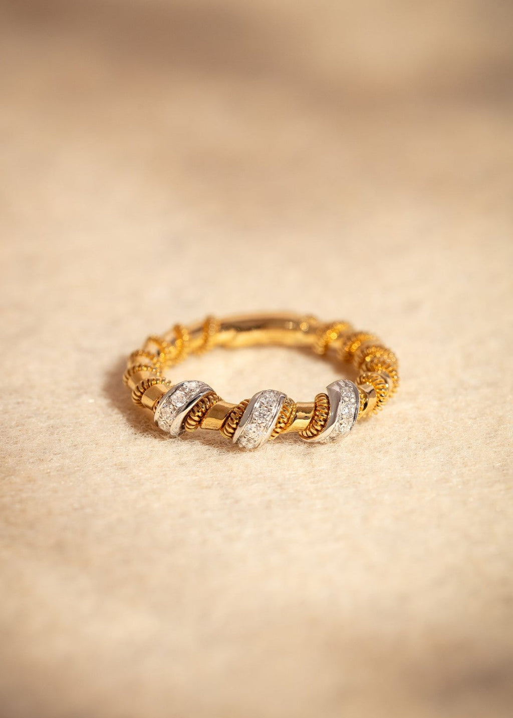 Tubogas Twiddles Ring with Diamonds