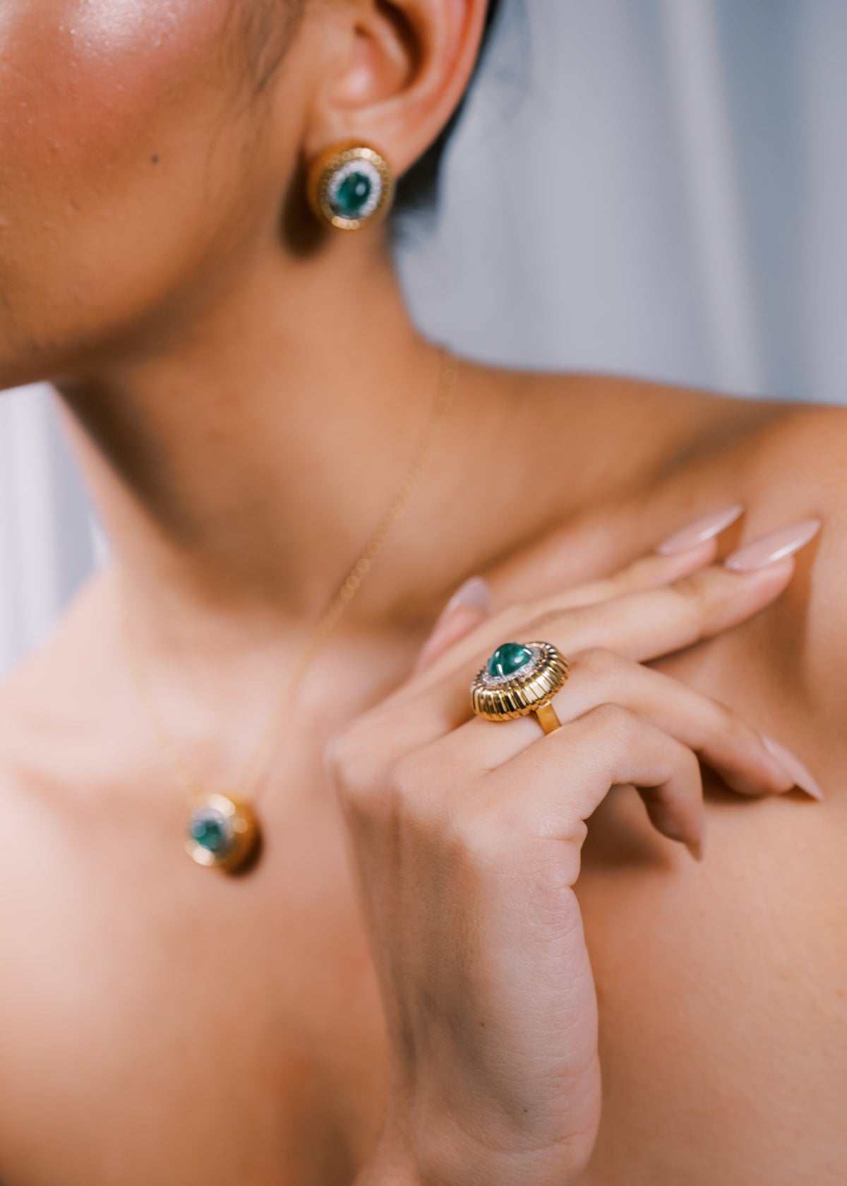 Emerald Cabochon Tubogas Ring with Diamonds
