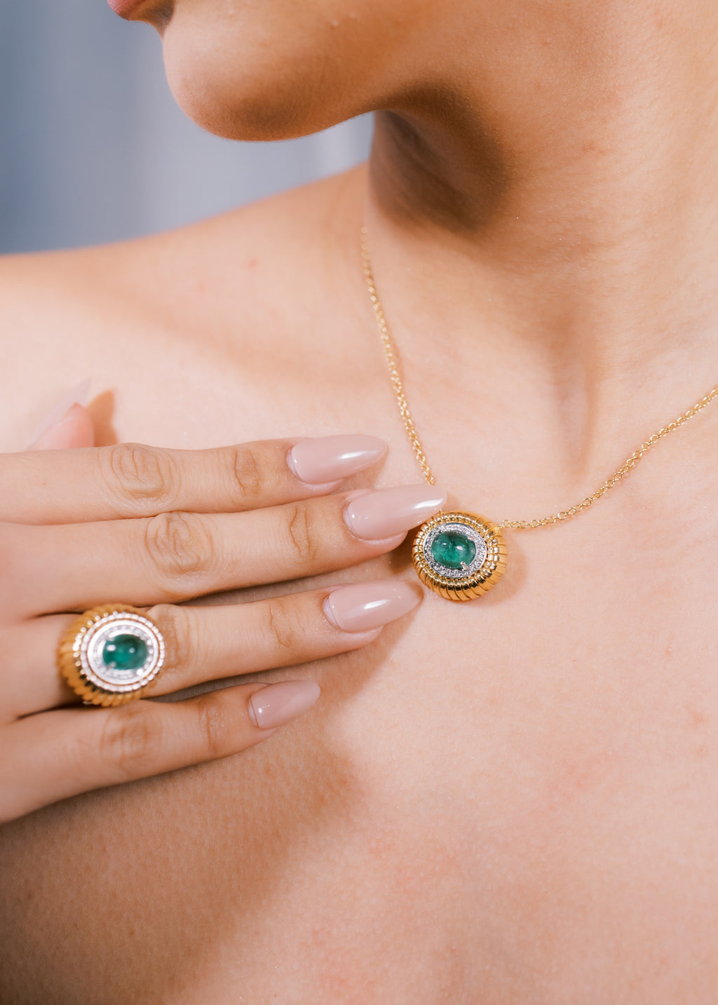 Emerald Cabochon Tubogas Necklace with Diamonds