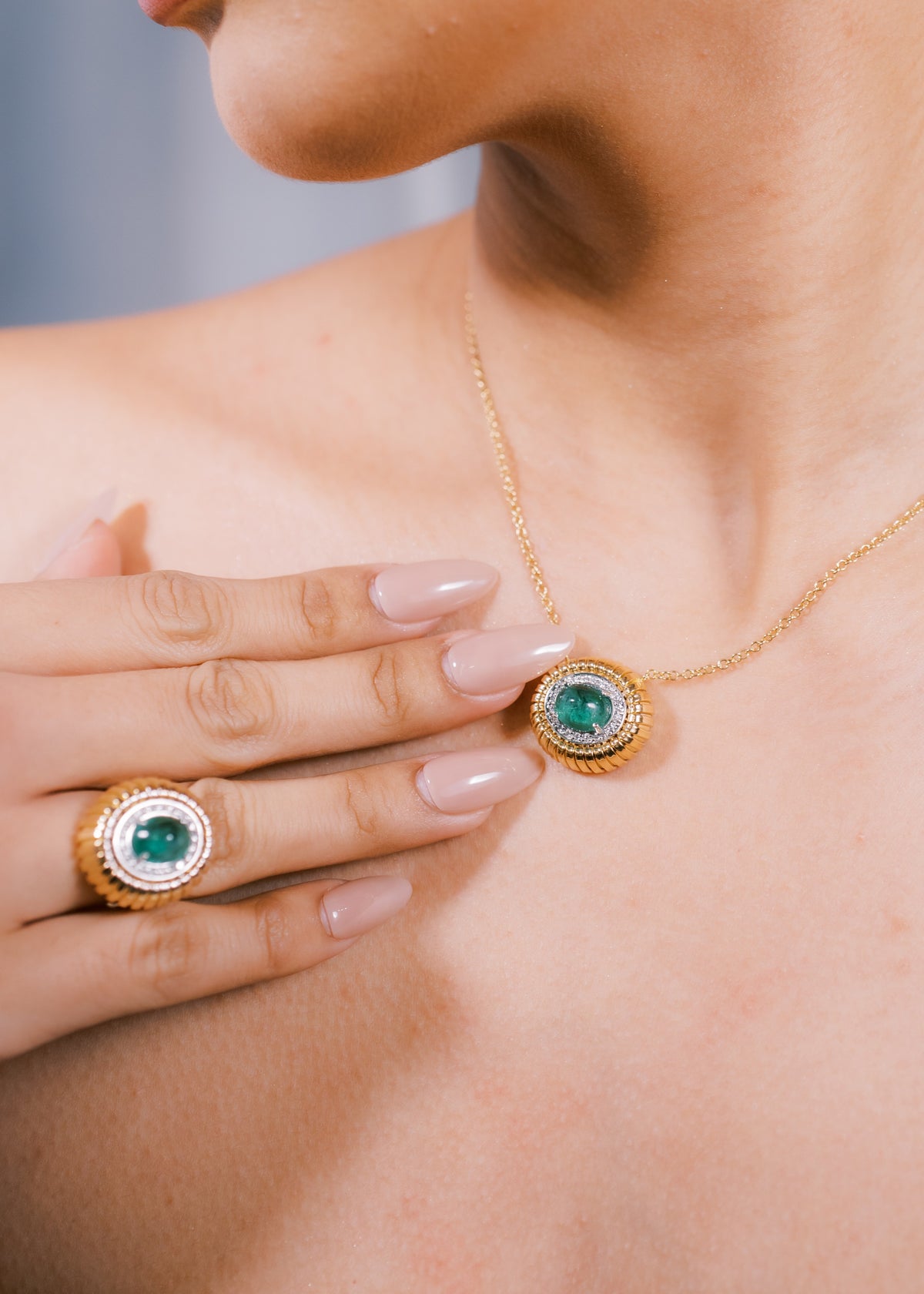 Emerald Cabochon Tubogas Necklace with Diamonds