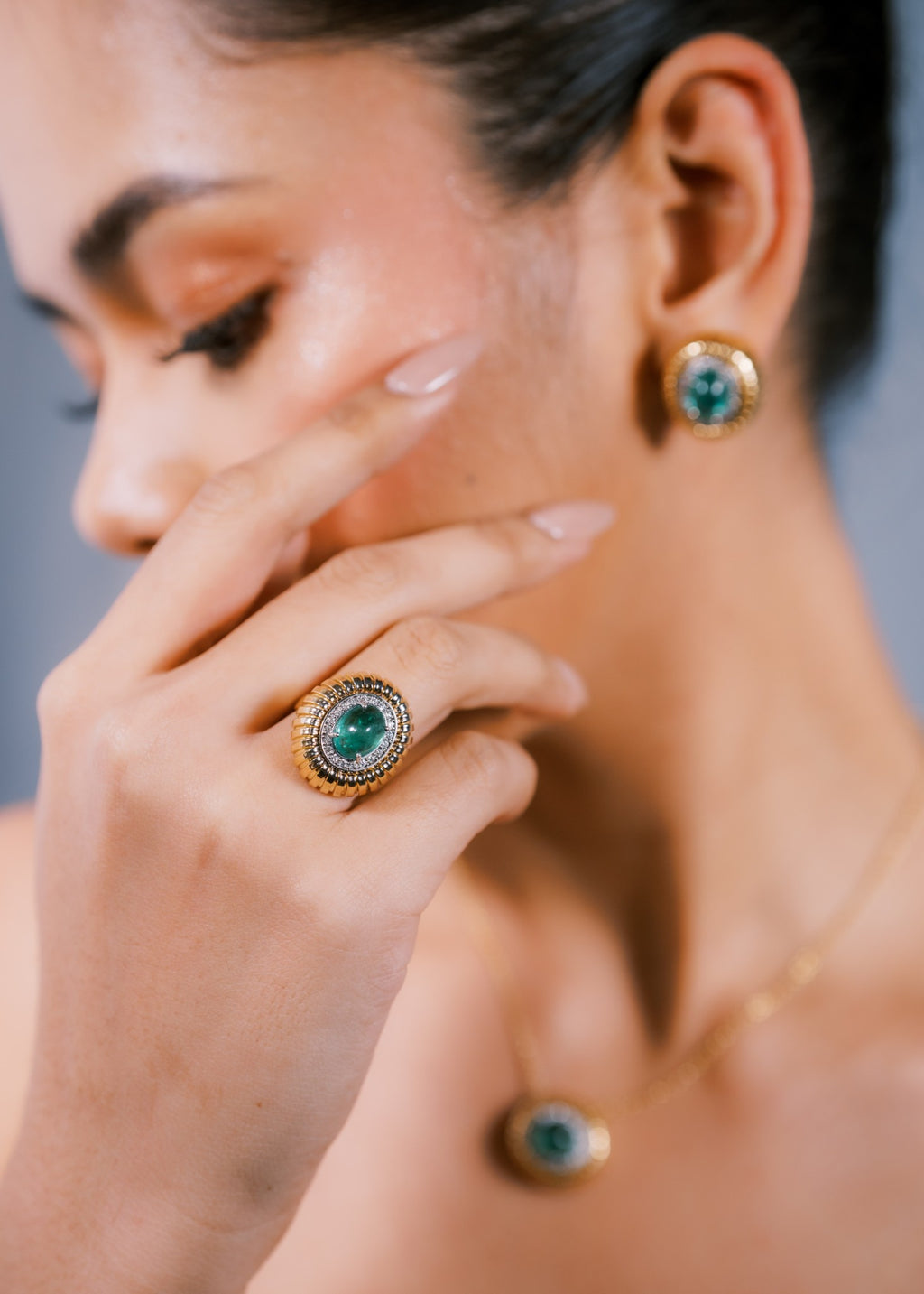 Emerald Cabochon Tubogas Ring with Diamonds