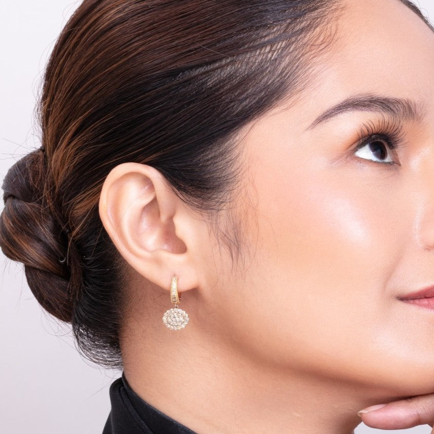 MISMATCHED DANGLING OVAL EARRINGS earrings with earrings styling