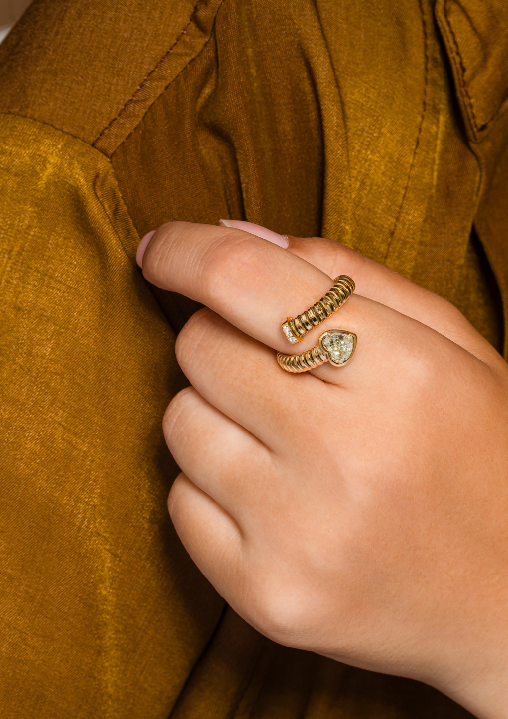 Tubogas Cross Over Ring with Heart Diamond